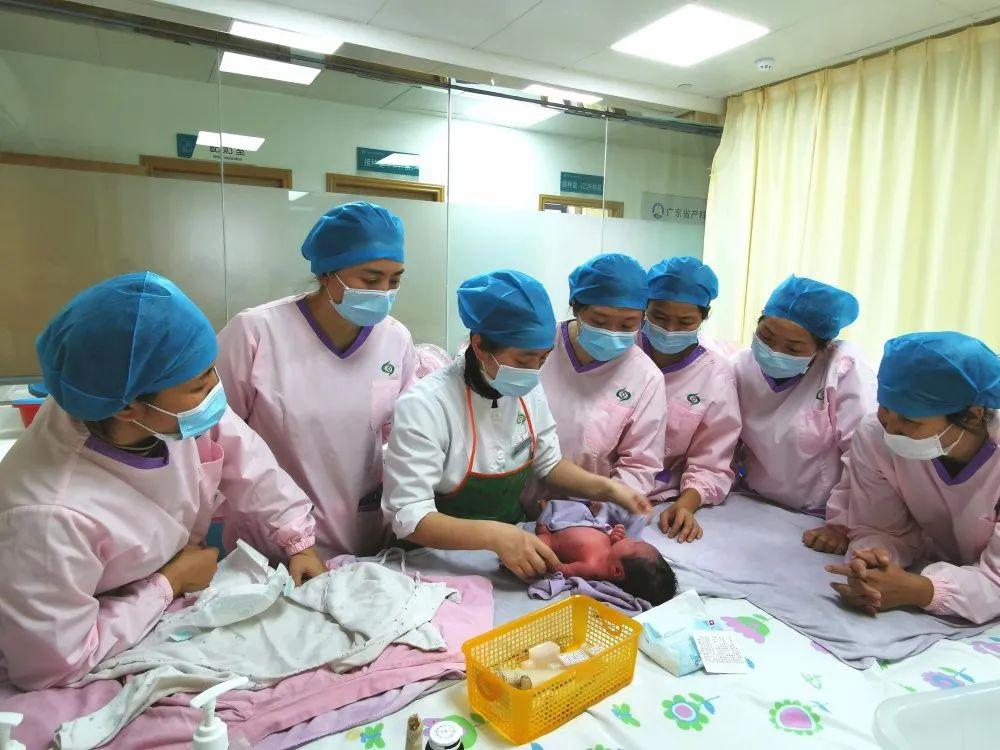 东兴市妇婴监护型护送